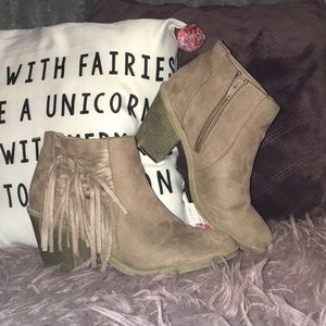 These adorbs Got me all tied up boots